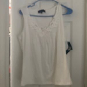 JONES New York white tank with decorative v neck. NWT. Sz L.
